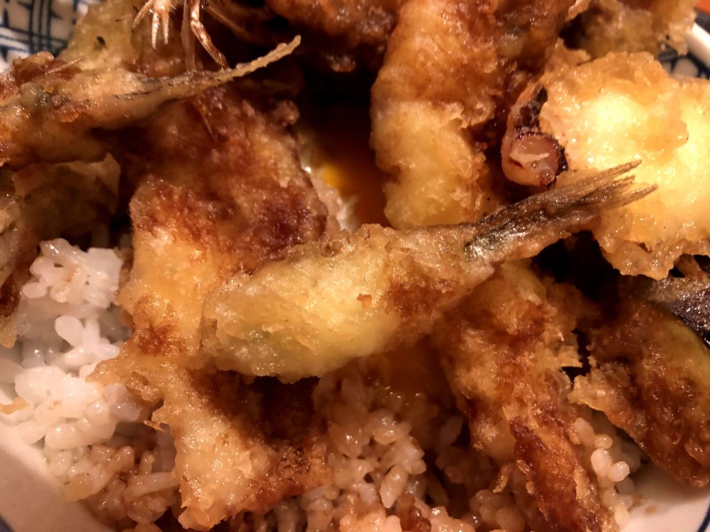 天丼に入っている小さな魚の天ぷら